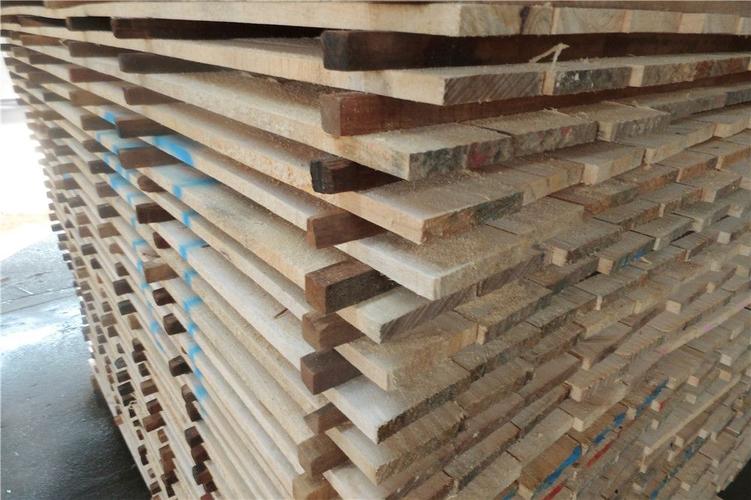 辐射松涂装板木材加工厂销售辐射松建筑木方 松木建筑方木优质产品